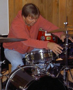 Bengt skruvar ihop trummorna